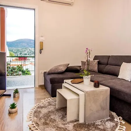 Kurti * ארגוסטולי